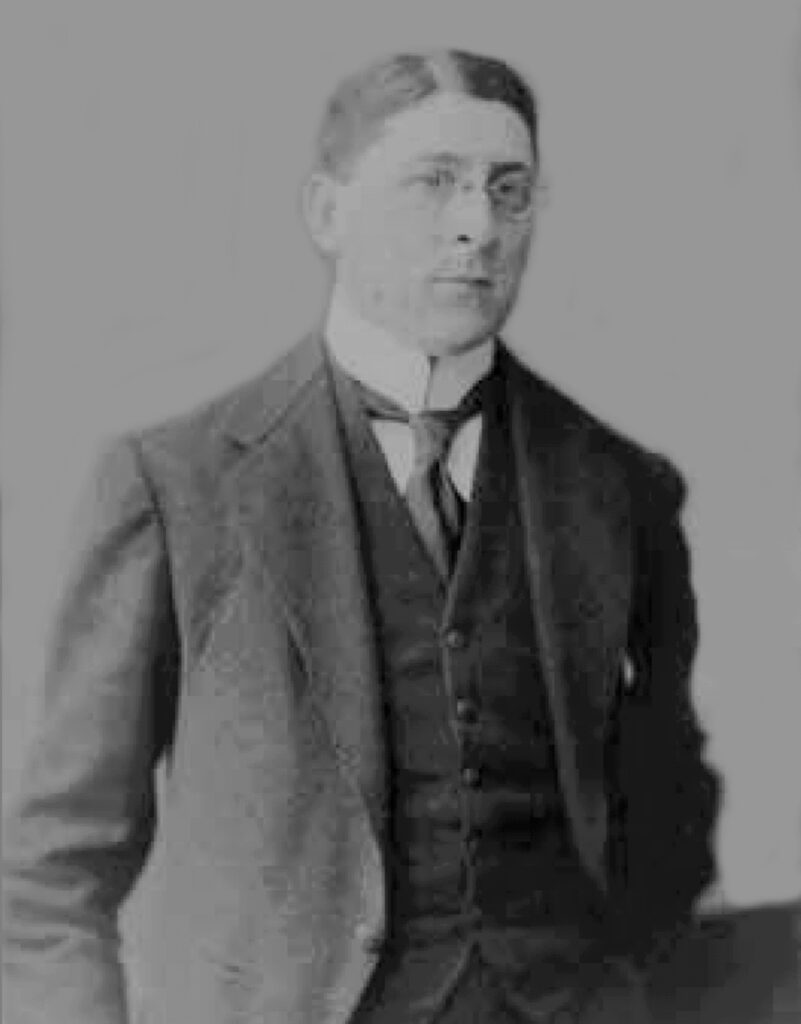 Photo portrait of a man in suit with glasses